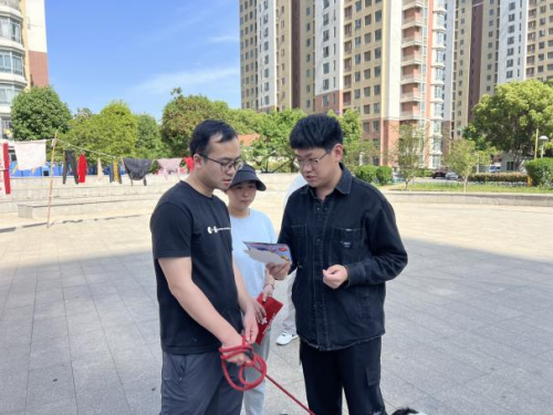 “碰个头握个爪”这里的宠物嘉年华真“闹猛”(图1)