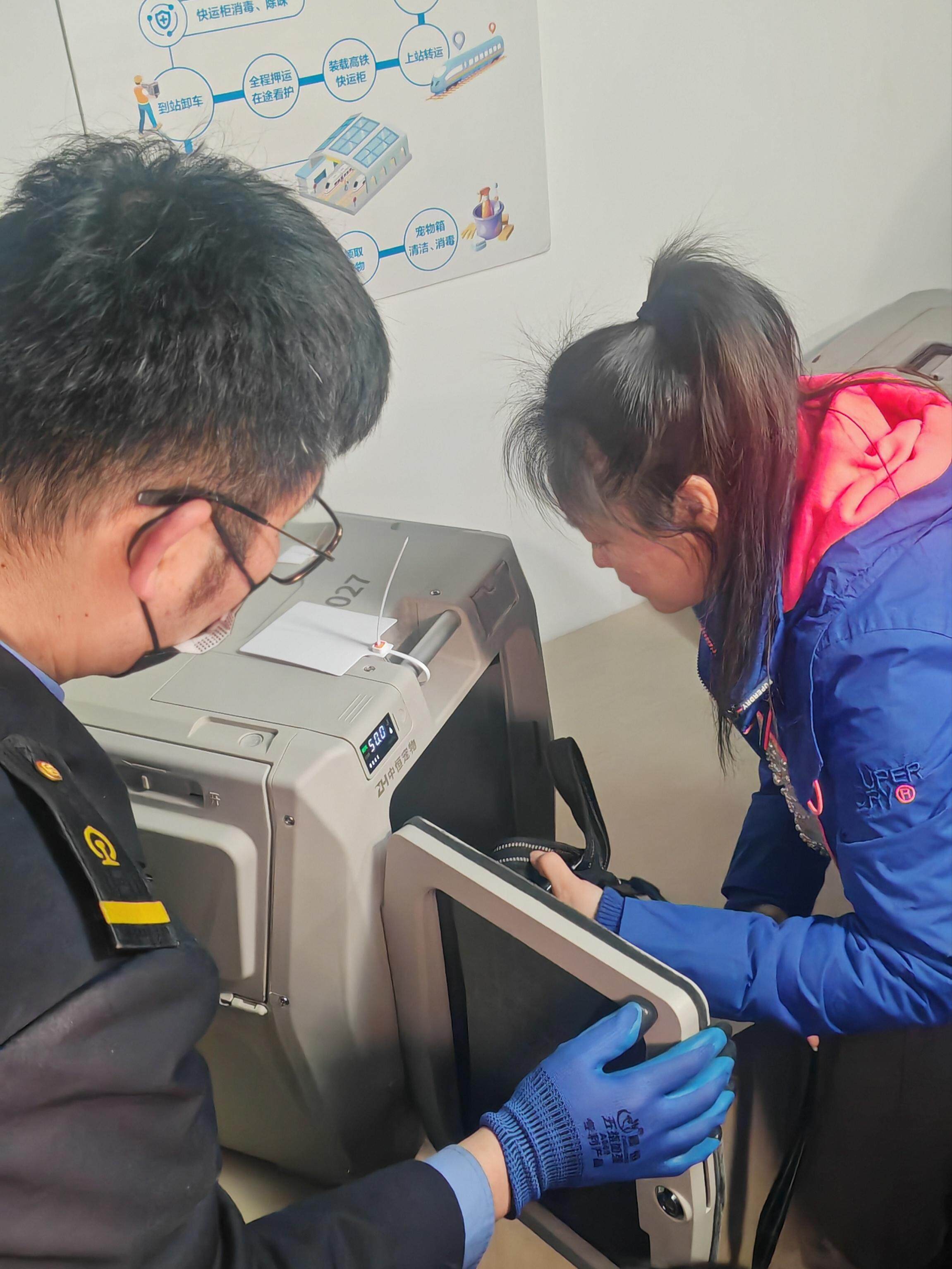 高铁宠物托运首日乘客点赞：“把宠物交给他们很放心”(图3)