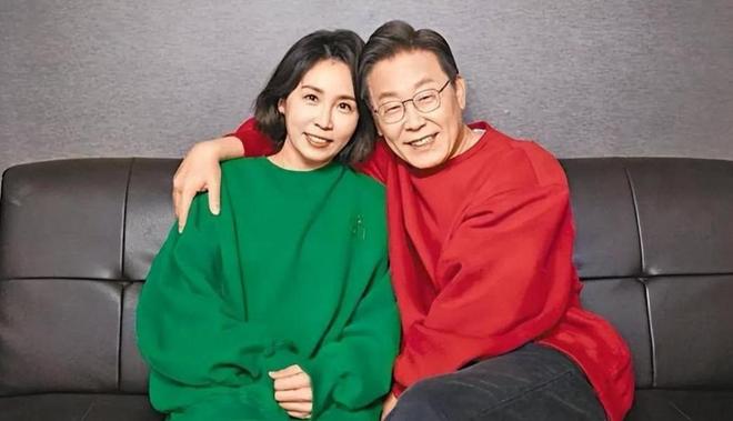 九游体育：李在明和老婆一起亮相比金建希温柔漂亮学历高一个贤妻旺三代(图1)