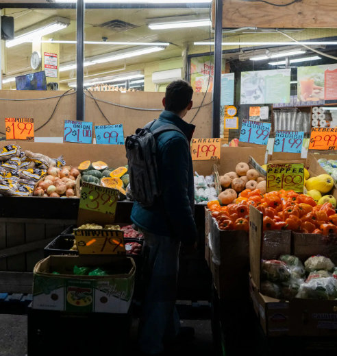 【世界说】美国消费者信心指数跌至三年来新低 经济压力凸显政策与民生脱节(图3)