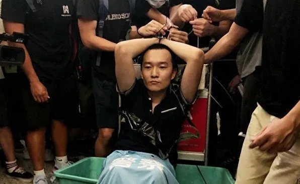 美国记者白宫门口自焚！而它们却都在装死(图5)